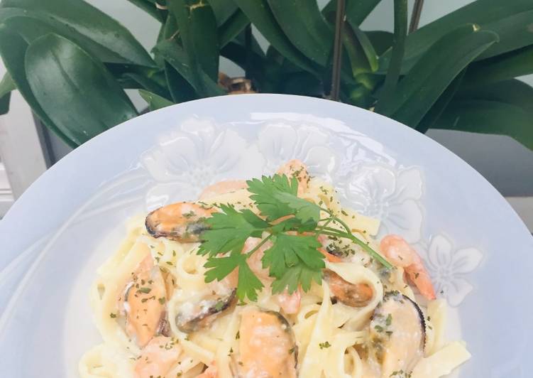 Pasta Fetuccini Alfredo con mix de Mariscos!