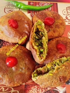 पालक मटर स्टफ कचौड़ी (palak Matar stuffed kachori recipe in Hindi) रेसिपी मुख्य फोटो
