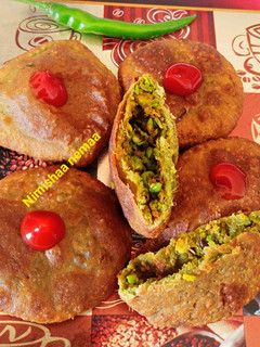 पालक मटर स्टफ कचौड़ी (palak Matar stuffed kachori recipe in Hindi) रेसिपी मुख्य फोटो