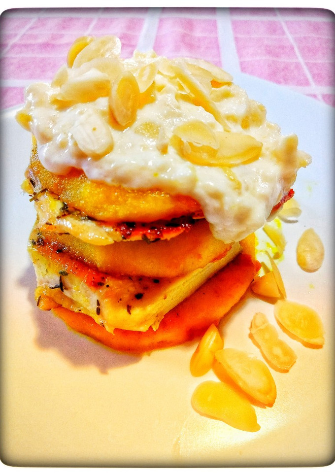 Una foto de Queso crema casero / Torres de suprema con salsa de queso crema y manzana 🍎🍎!!!