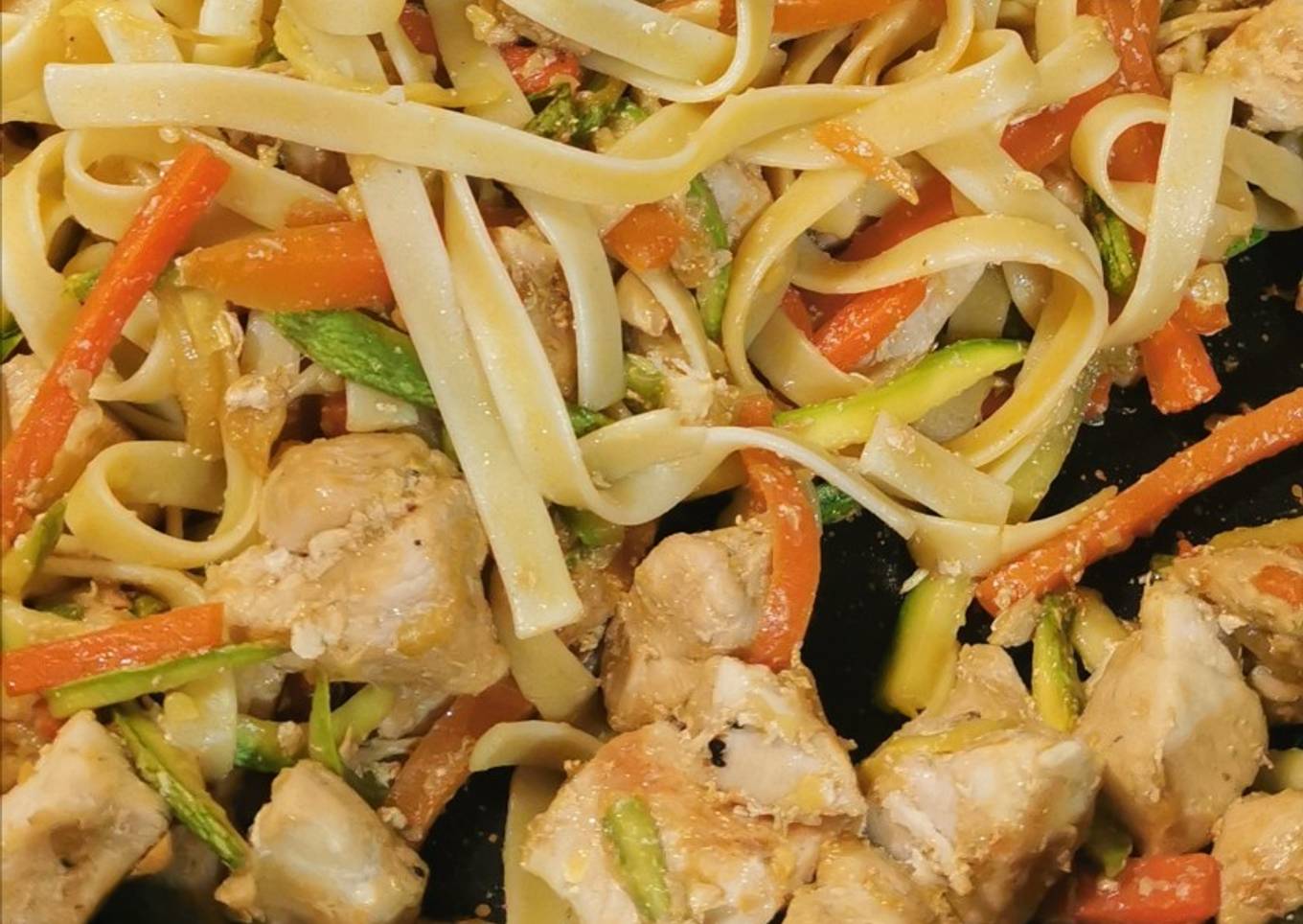 Chow Mein. Fideos chinos con pollo y verduras fácil