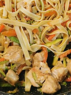 Una foto de Chow Mein. Fideos chinos con pollo y verduras fácil