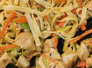 Una foto de Chow Mein. Fideos chinos con pollo y verduras fácil