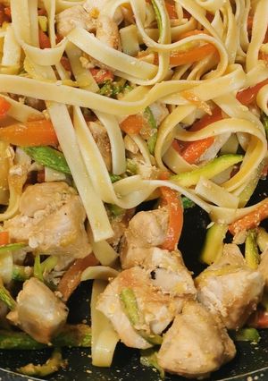 Una foto de Chow Mein. Fideos chinos con pollo y verduras fácil