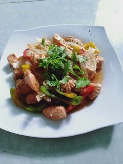 Hình của món Ức gà phi lê xào chua ngọt.