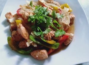 Hình của món Ức gà phi lê xào chua ngọt.