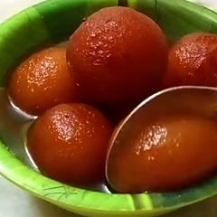 A picture of Gulab jamun.