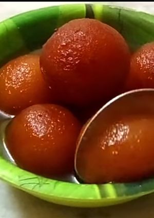 A picture of Gulab jamun.