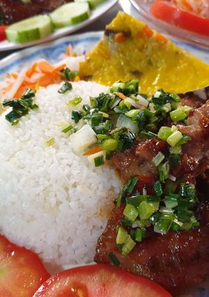 Hình của món Cơm tấm thịt ram nước dừa và chả trứng hấp.
