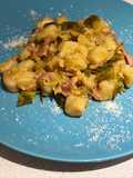 Gnocchi fatti in casa con cavolini di Bruxelles e porchetta di Ariccia