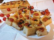 Una foto di focaccia olio e origano