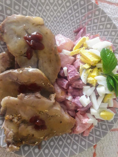 Una foto de Asado de Bondiola con ensalada