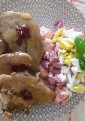 Una foto de Asado de Bondiola con ensalada