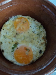 Una foto de Huevos en cazuela mexicana con epazote y jalapeño