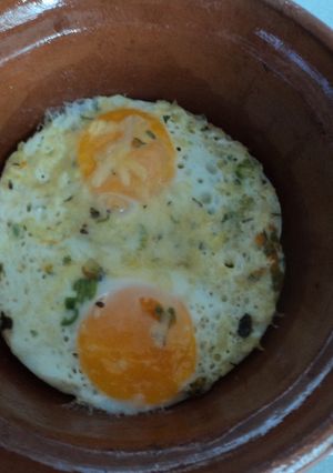 Una foto de Huevos en cazuela mexicana con epazote y jalapeño