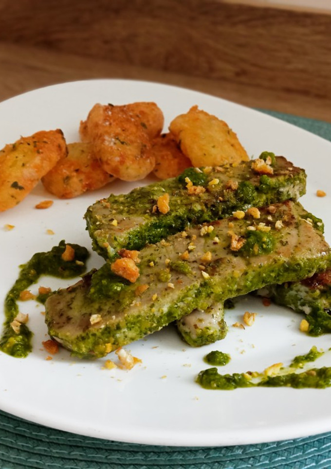 Una foto de Atún en salsa verde y patatas crujientes