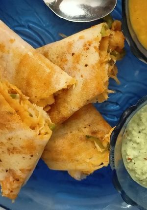 સેઝવાન ચીલી ચીઝ ઢોસા (Schezwan Chili Cheese Dosa Recipe In Gujarati) રેસીપી મુખ્ય ફોટો