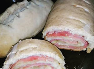 Una foto de Pan casero relleno de jamón y queso 🥖