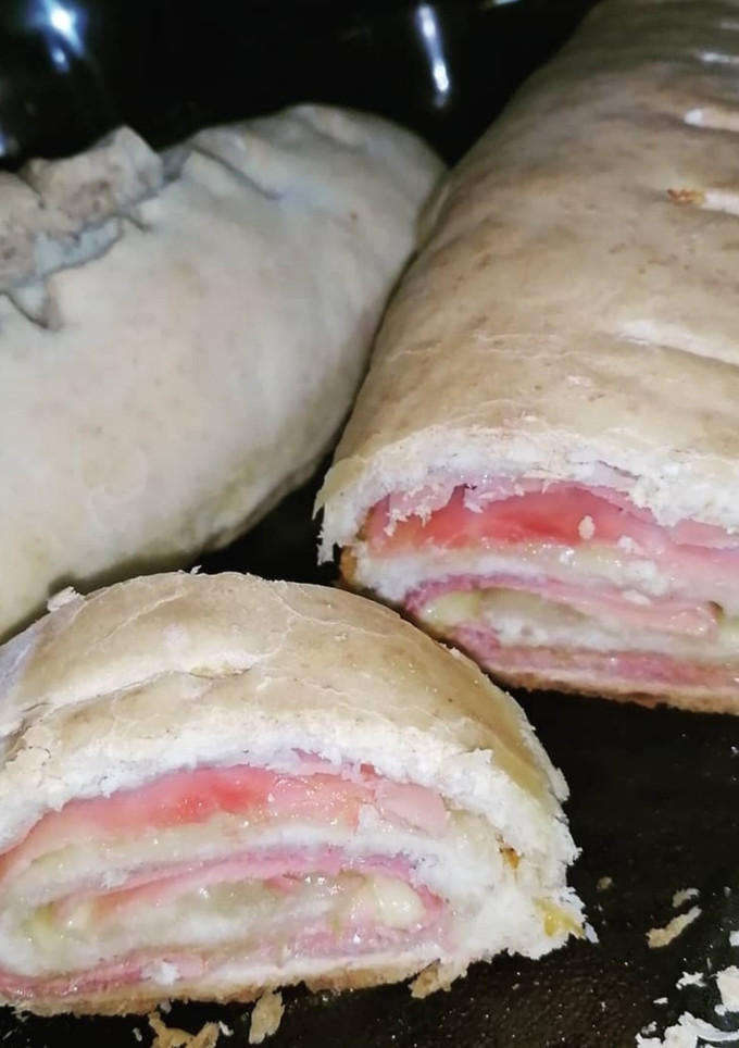 Una foto de Pan casero relleno de jamón y queso 🥖