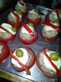 Una foto de Tomates rellenos de arroz con atún