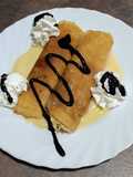 Filloas rellenas de crema con nata y chocolate