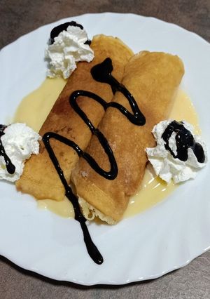 Foto principal de Filloas rellenas de crema con nata y chocolate