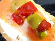 Una foto de plato frio de salmon