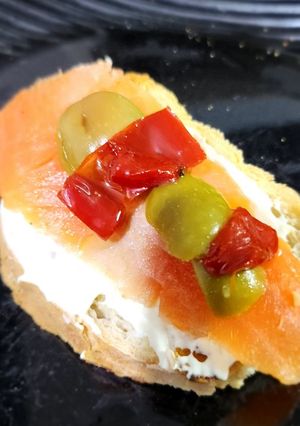Una foto de Bruschetta de salmón rosado