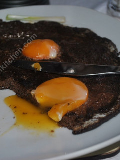 A picture of Olive Omelette املت زیتونی.