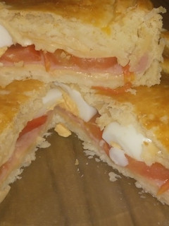 Una foto de Torta de fiambre...🍅🥚