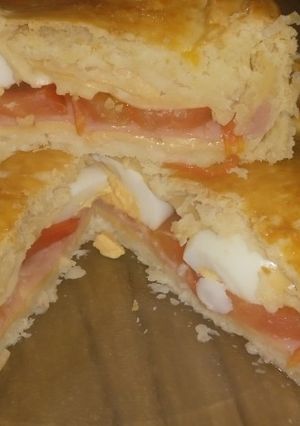 Una foto de Torta de fiambre...🍅🥚