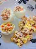 Huevos con ensalada de atún