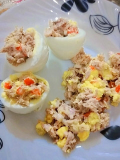 Una foto de Huevos con ensalada de atún