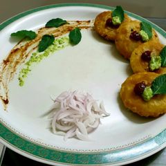 A picture of Minty aloo pyaz kachori.