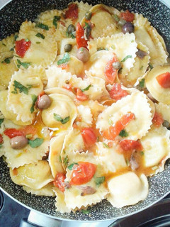 Foto di Ravioli tondi di basilico e ricotta con sughetto estivo