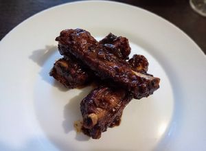 Una foto de Costillas de cerdo en salsa BBQ casera