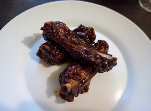 Una foto de Costillas de cerdo en salsa BBQ casera
