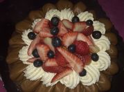 Una foto de receta de postre con frutillas y crema