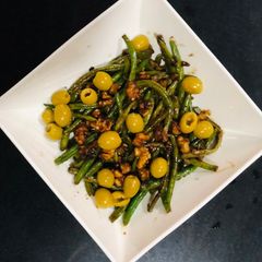 A picture of Walnut string bean & olives salad.