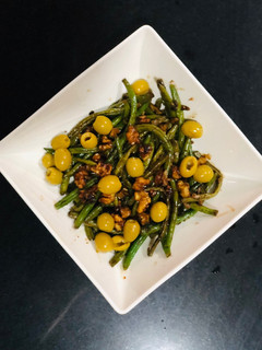 A picture of Walnut string bean & olives salad.