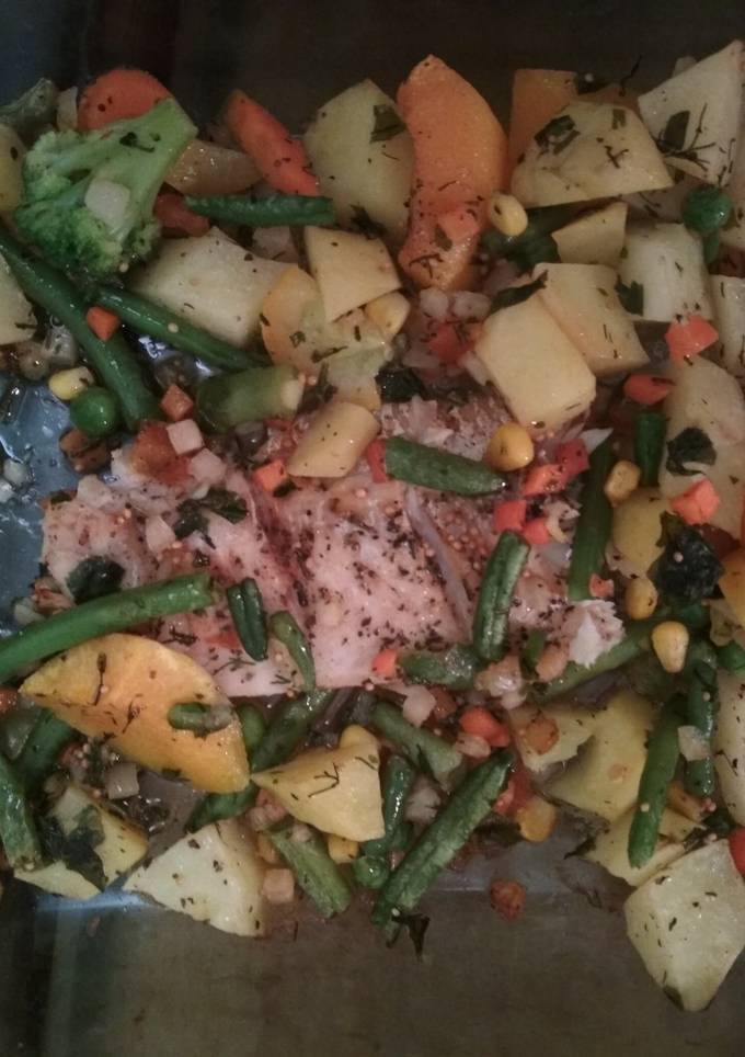Рибка з картоплею та овочами