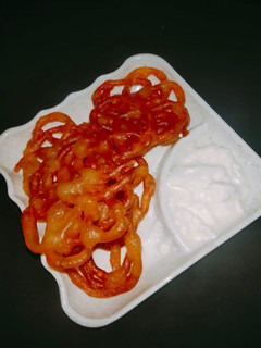 जलेबी दही(dahi jalebi recipe in hindi) रेसिपी मुख्य फोटो