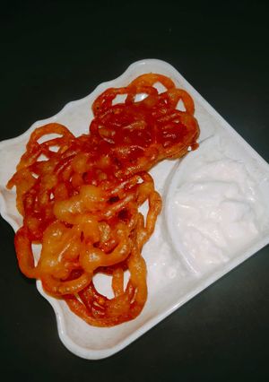 जलेबी दही(dahi jalebi recipe in hindi) रेसिपी मुख्य फोटो