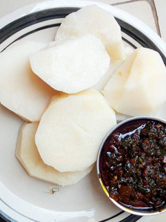 A picture of Boiled yam and scent leaf source.