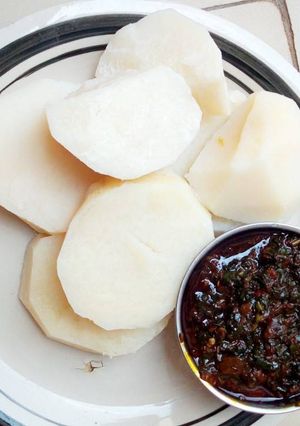 A picture of Boiled yam and scent leaf source.