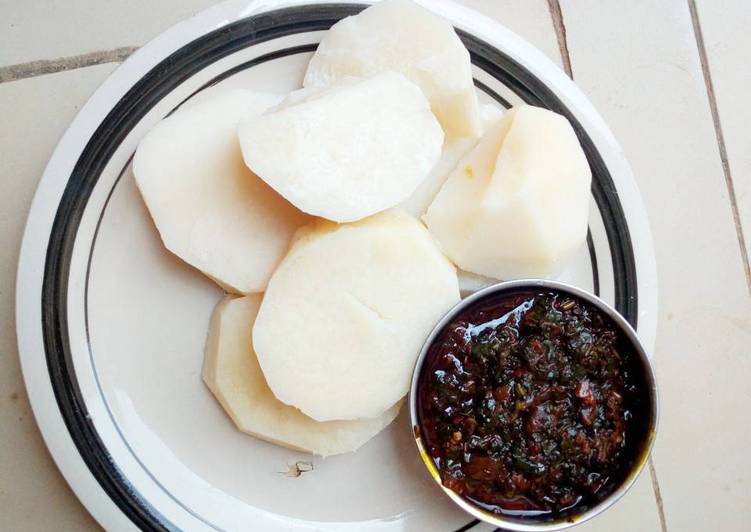 Boiled yam and scent leaf source