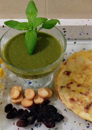 Una foto de Crema de kale con menta, tortilla de jamón y pinchos de mango