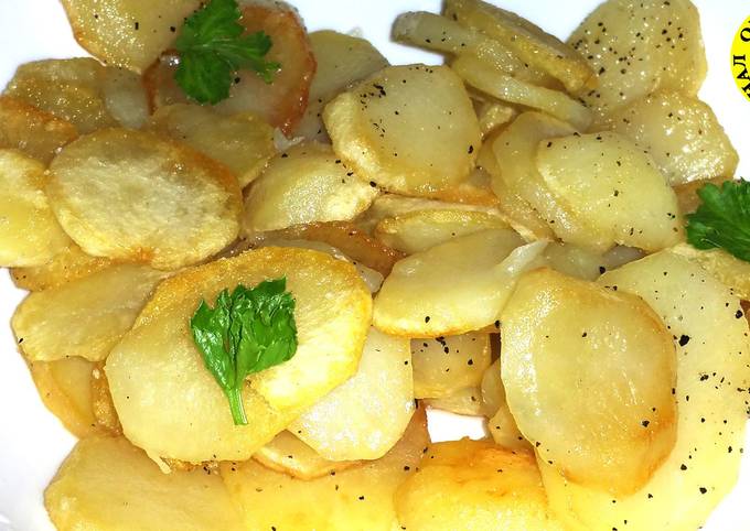 Жареная картошка с овощами и яичницей - рецепт от Гранд кулинара
