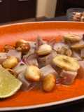 Ceviche de emperador con choclos y chips de plátano 🍌