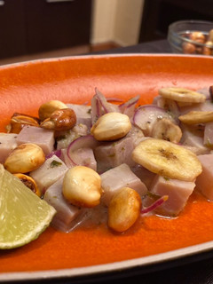 Una foto de Ceviche de emperador con choclos y chips de plátano 🍌